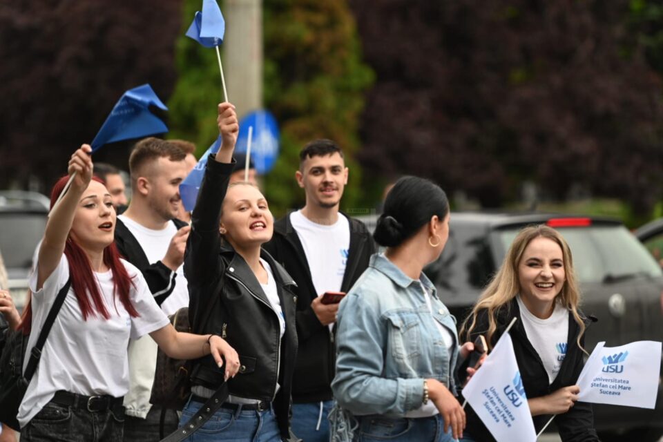 Entuziasm pe străzile orașului, la marșul absolvenților Universității „Ștefan cel Mare”
