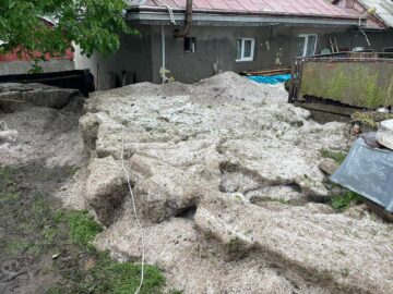 La Preutești a căzut gheață timp de jumătate de oră, gheață pe alocuri mai mare decât o nucă