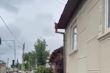 O mașină a intrat în peretele unei case, în Ițcani, după o tamponare în intersecție