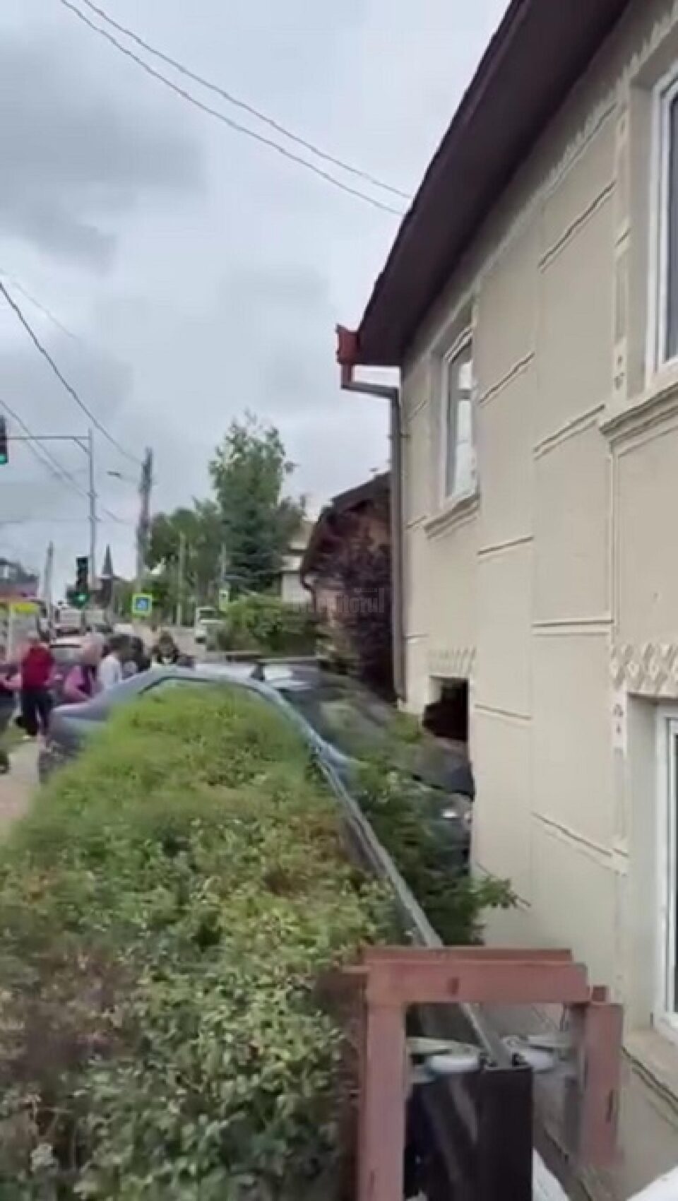 O mașină a intrat în peretele unei case, în Ițcani, după o tamponare în intersecție