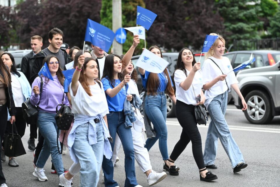 Entuziasm pe străzile orașului, la marșul absolvenților Universității „Ștefan cel Mare”