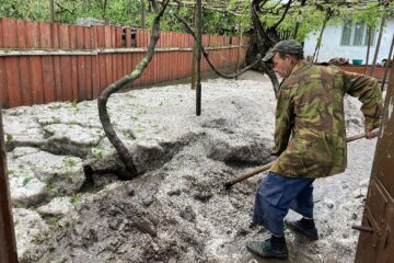 La Preutești a căzut gheață timp de jumătate de oră, gheață pe alocuri mai mare decât o nucă