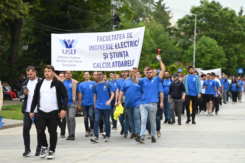 Entuziasm pe străzile orașului, la marșul absolvenților Universității „Ștefan cel Mare”