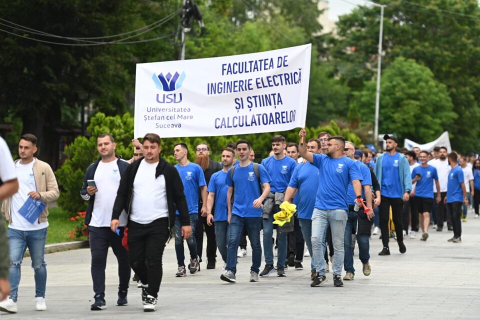 Entuziasm pe străzile orașului, la marșul absolvenților Universității „Ștefan cel Mare”