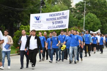 Entuziasm pe străzile orașului, la marșul absolvenților Universității „Ștefan cel Mare”