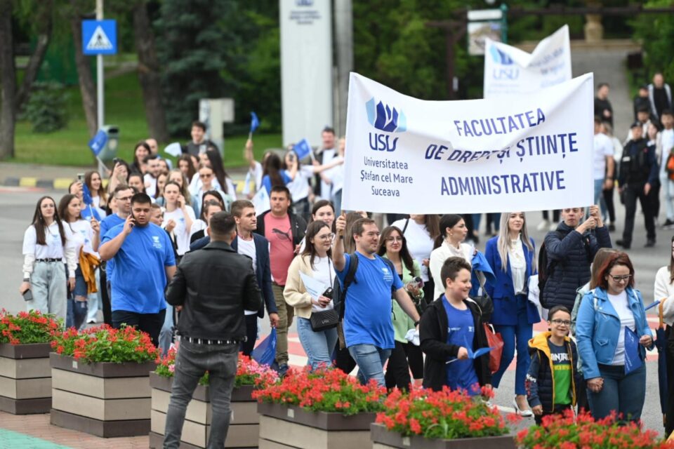 Entuziasm pe străzile orașului, la marșul absolvenților Universității „Ștefan cel Mare”