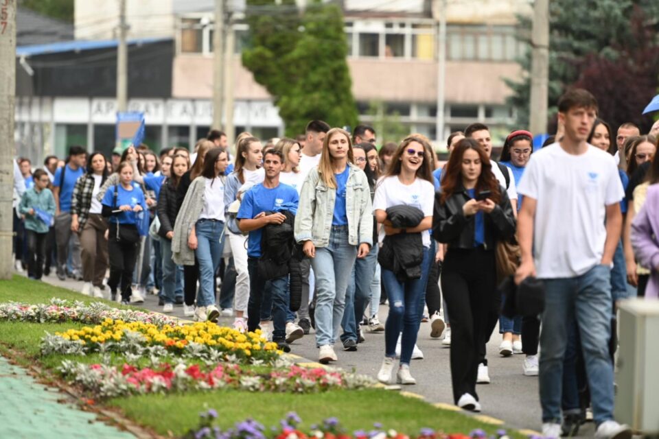 Entuziasm pe străzile orașului, la marșul absolvenților Universității „Ștefan cel Mare”