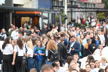 Entuziasm pe străzile orașului, la marșul absolvenților Universității „Ștefan cel Mare”