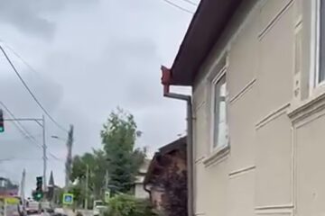 O mașină a intrat în peretele unei case, în Ițcani