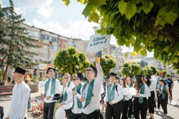 „Ziua absolventului” din acest an a debutat cu un marș al tuturor elevilor din cele zece clase terminale