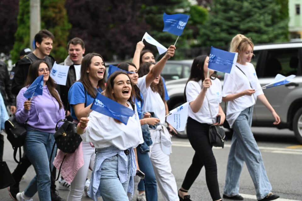 Entuziasm pe străzile orașului, la marșul absolvenților Universității „Ștefan cel Mare”