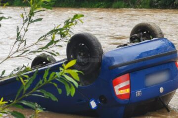 Mașina s-a răsturnat pe cupolă în râul Bistrița