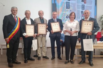 Primarul Ioan Pavăl și cei patru noi cetățeni de onoare ai comunei Dumbrăveni