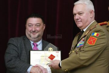Petrică Ciocan, premiat de șeful Statului Major al Forțelor Terestre, Ciprian Marin Foto: Cristian Dobre, Matei Trofin
