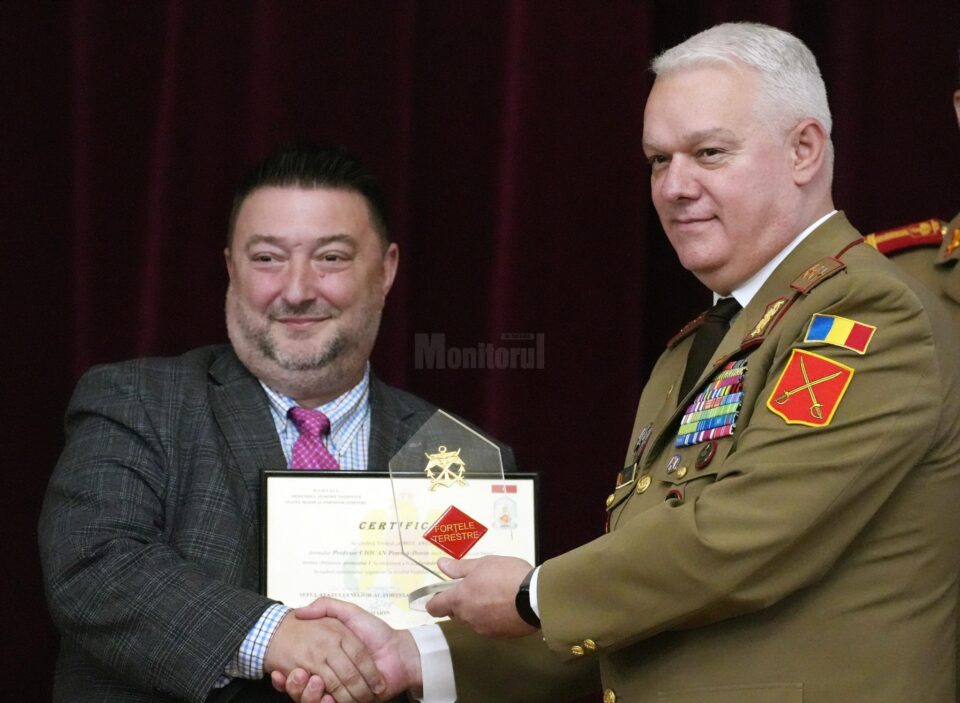 Petrică Ciocan, premiat de șeful Statului Major al Forțelor Terestre, Ciprian Marin Foto: Cristian Dobre, Matei Trofin