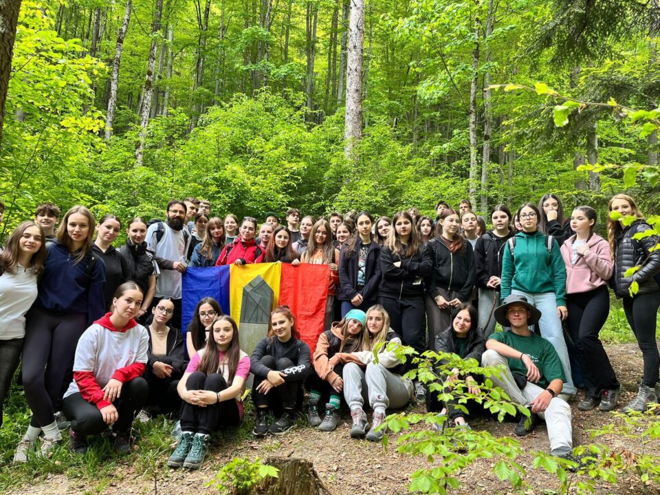 Tinerii voluntari ATOS au igienizat Via Transilvanica, de la Mănăstirea Putna la Mănăstirea Sucevița