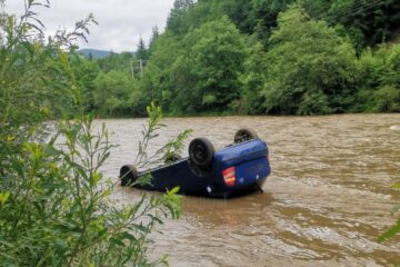 Autoturismul marca Skoda Fabia s-a răsturnat pe cupolă în albia râului Bistrița