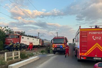 Tânăr în vârstă de 20 de ani, zdrobit în mașina cu care a ieșit în fața trenului București – Suceava
