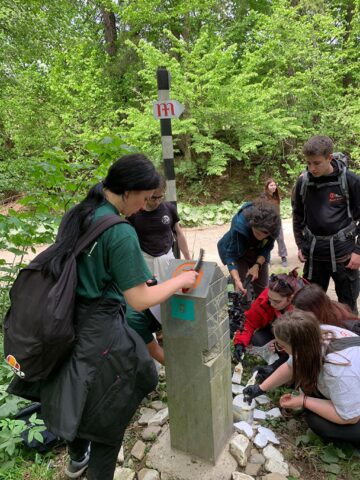Tinerii voluntari ATOS au igienizat Via Transilvanica, de la Mănăstirea Putna la Mănăstirea Sucevița