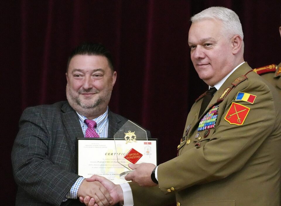 Petrică Ciocan, premiat de șeful Statului Major al Forțelor Terestre, Ciprian Marin Foto: Cristian Dobre, Matei Trofin