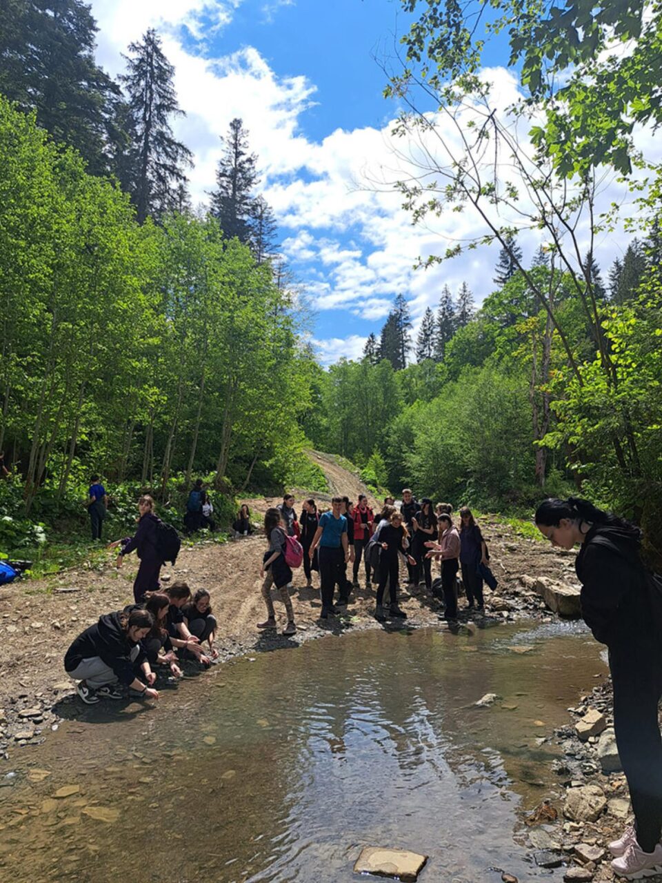 Tinerii voluntari ATOS au igienizat Via Transilvanica, de la Mănăstirea Putna la Mănăstirea Sucevița