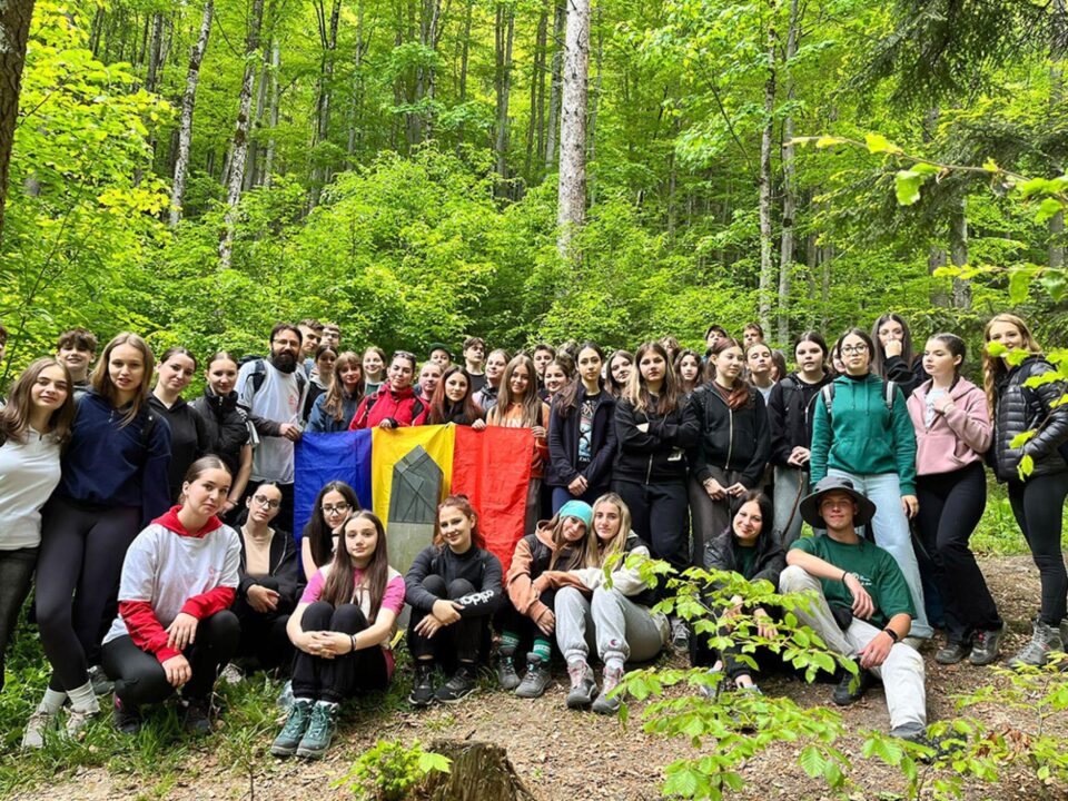 Tinerii voluntari ATOS au igienizat Via Transilvanica, de la Mănăstirea Putna la Mănăstirea Sucevița