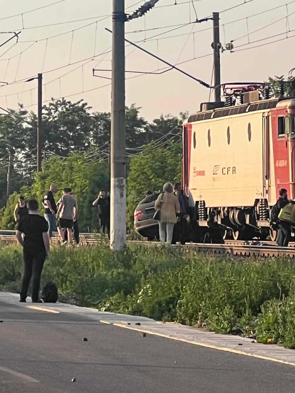 Tânăr în vârstă de 20 de ani, zdrobit în mașina cu care a ieșit în fața trenului București – Suceava
