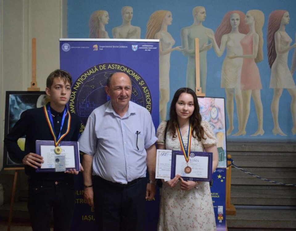 David Palaghianu și Alexandra Balabașciuc, alături de prof. Petru Crăciun