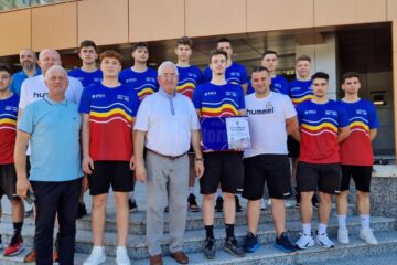 Juniorii CSU, vicecampioni naționali la handbal masculin, au fost premiați de municipalitatea suceveană