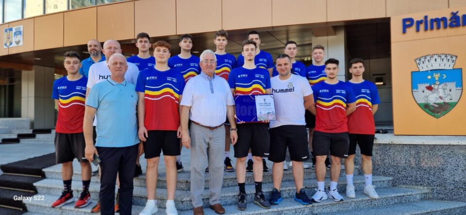 Juniorii CSU, vicecampioni naționali la handbal masculin, au fost premiați de municipalitatea suceveană