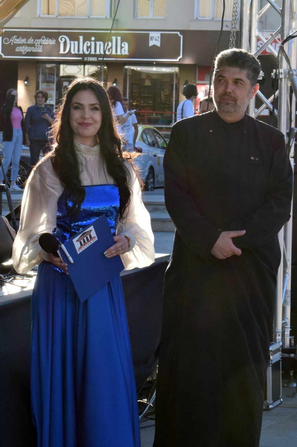 Ștefania Mihăilescu, prezentatoarea galei, și preotul Liviu Mihăilă, președintele Asociației „Fălticeni Cultural”