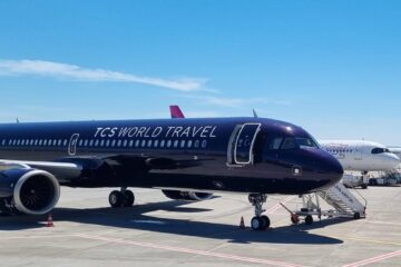Aeronava neagră a TCS World Travel a aterizat miercuri pe Aeroportul Suceava cu 50 de turiști care participă la circuitul internațional de lux „Regate și culturi”