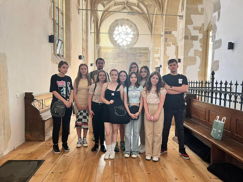 Elevi pasionați de artele vizuale, de la Colegiul „Alexandru cel Bun”, în excursie de documentare în „Transilvania medievală”