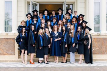Clasa a XII-a C, profil Arhitectură, arte ambientale și design, alaturi de diriginta Gabriela Hisem