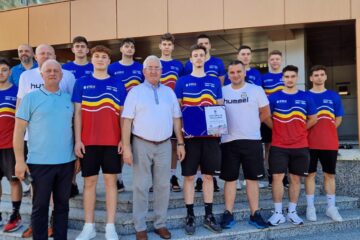 Juniorii CSU, vicecampioni naționali la handbal masculin, au fost premiați de municipalitatea suceveană