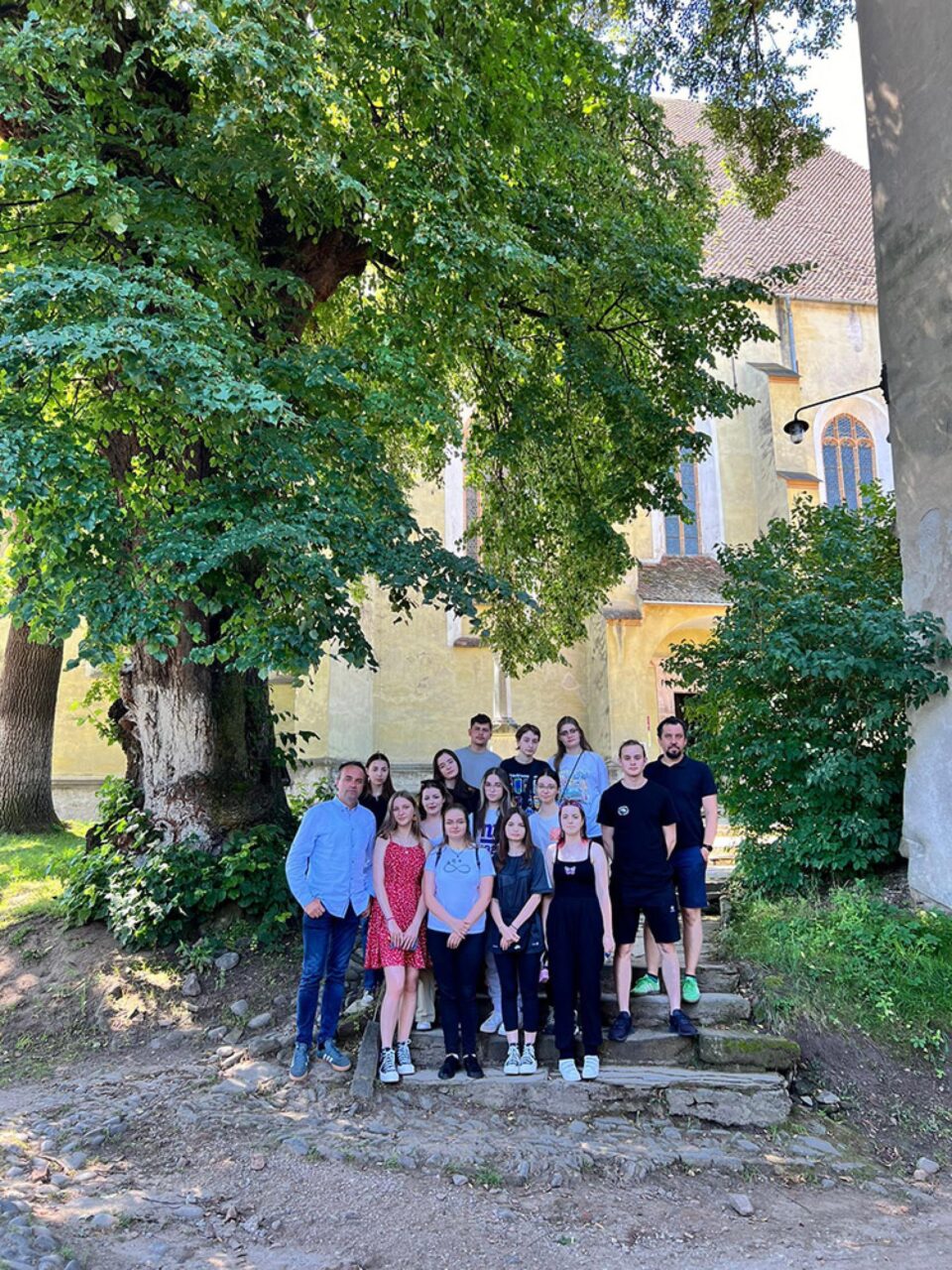 Elevi pasionați de artele vizuale, de la Colegiul „Alexandru cel Bun”, în excursie de documentare în „Transilvania medievală”