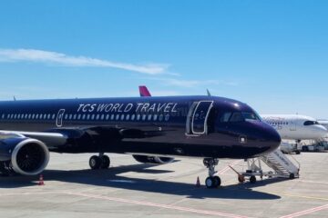 Aeronava neagră a TCS World Travel a aterizat miercuri pe Aeroportul Suceava cu 50 de turiști care participă la ciruitul internațional de lux „Regate si culturi”