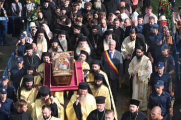 Procesiune impresionată cu mii de credincioși pe străzile Sucevei în urma raclei cu moaștele Sf. Ioan cel Nou