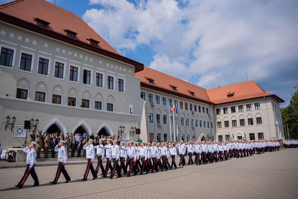 574 de elevi militari, aplaudați pentru rezultatele din acest an școlar, pe platoul colegiului din Câmpulung