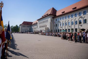 574 de elevi militari, aplaudați pentru rezultatele din acest an școlar, pe platoul colegiului din Câmpulung