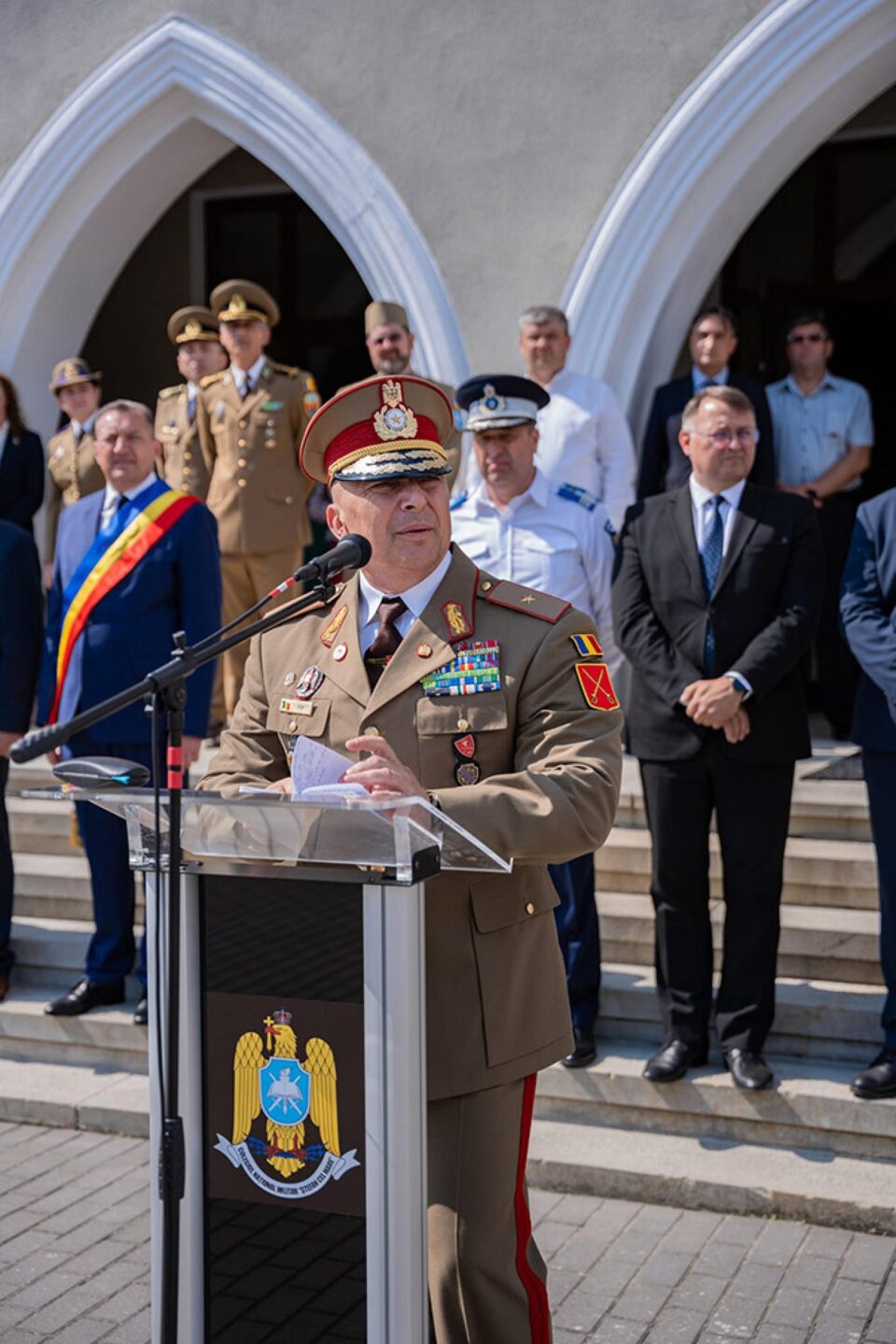 574 de elevi militari, aplaudați pentru rezultatele din acest an școlar, pe platoul colegiului din Câmpulung