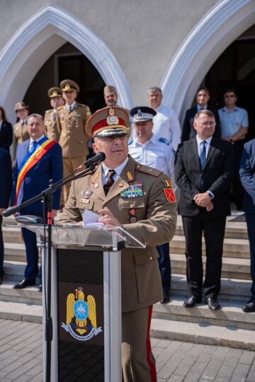 574 de elevi militari, aplaudați pentru rezultatele din acest an școlar, pe platoul colegiului din Câmpulung