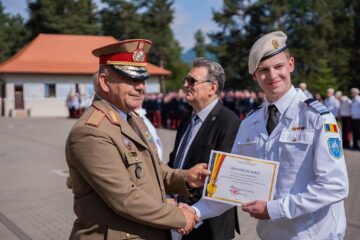 574 de elevi militari, aplaudați pentru rezultatele din acest an școlar, pe platoul colegiului din Câmpulung