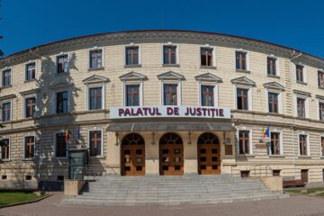 Magistrații de la Curtea de Apel Suceava l-au condamnat pe polițist pentru conducere sub influența alcoolului și părăsirea locului accidentului