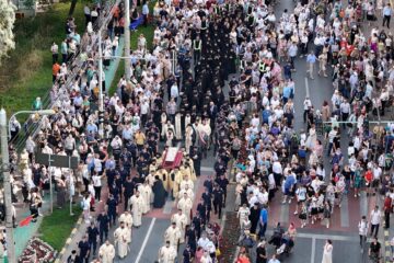 Procesiune impresionată cu mii de credincioși pe străzile Sucevei în urma raclei cu moaștele Sf. Ioan cel Nou