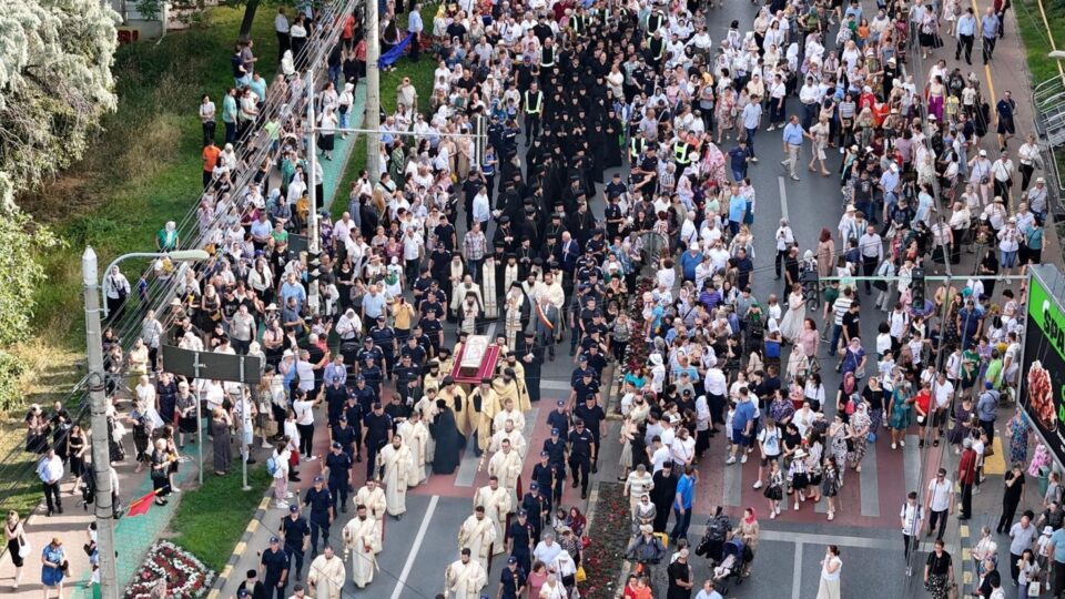 Procesiune impresionată cu mii de credincioși pe străzile Sucevei în urma raclei cu moaștele Sf. Ioan cel Nou