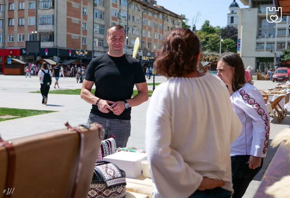 Viceprimarul Sucevei Lucian Harșovschi a vizitat Târgul de Sânziene în prima zi în care a fost deschis