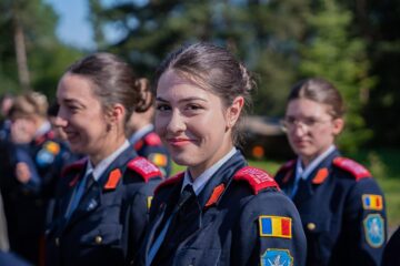 574 de elevi militari, aplaudați pentru rezultatele din acest an școlar, pe platoul colegiului din Câmpulung