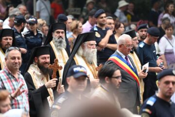 Procesiune impresionată cu mii de credincioși pe străzile Sucevei în urma raclei cu moaștele Sf. Ioan cel Nou