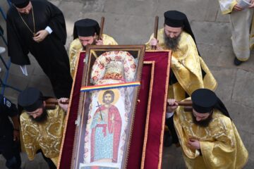 Procesiune impresionată cu mii de credincioși pe străzile Sucevei în urma raclei cu moaștele Sf. Ioan cel Nou